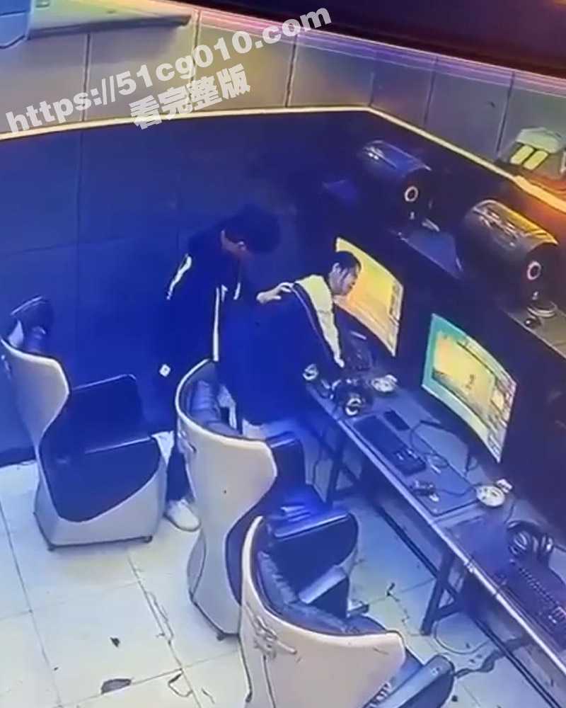 你到底行不行啊！学生小情侣在网吧操逼 摸索了半天找不到洞 气得女友直接提上裤子不让搞了！ - 51吃瓜网-51吃瓜网