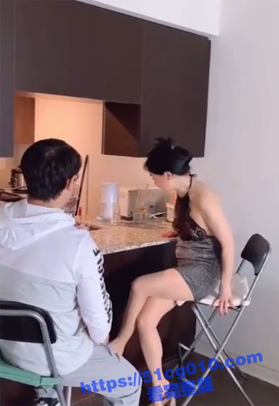 到大学同学家里玩 被他的丝袜美腿妈妈勾引到了 按到床上直接强行内射！-51吃瓜网