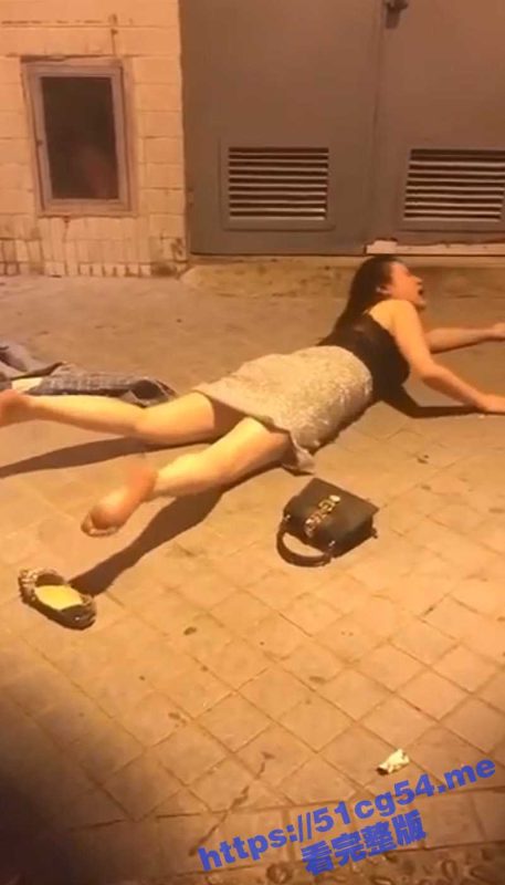 下班回家的路上 一个醉酒美女躺在地上不停嚎哭翻滚 兄弟们遇到这种情况该怎么办？-51吃瓜网