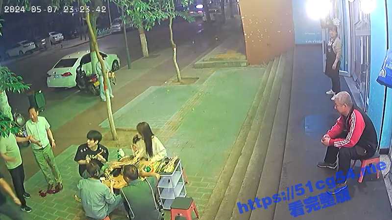 陕西宝鸡 一男子在串串店门口与人发生口角 被人用利器刺中大腿动脉 随后血流不止倒地身亡！-51吃瓜网