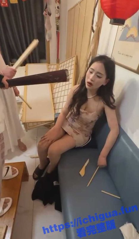 高颜值小美女遭遇围殴霸凌 被精神小妹用棍子打脸砸头 霸凌事件啥时候能停止啊-51吃瓜网