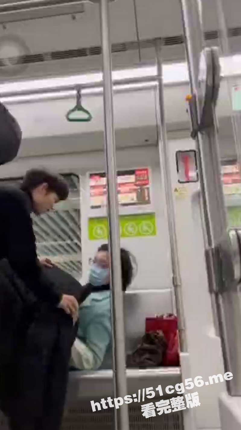 现在的大学生真是乐于助人 去年给地铁阿姨盖被子 今年帮阿姨穿鞋 还是好人多！ - 51吃瓜网-51吃瓜网