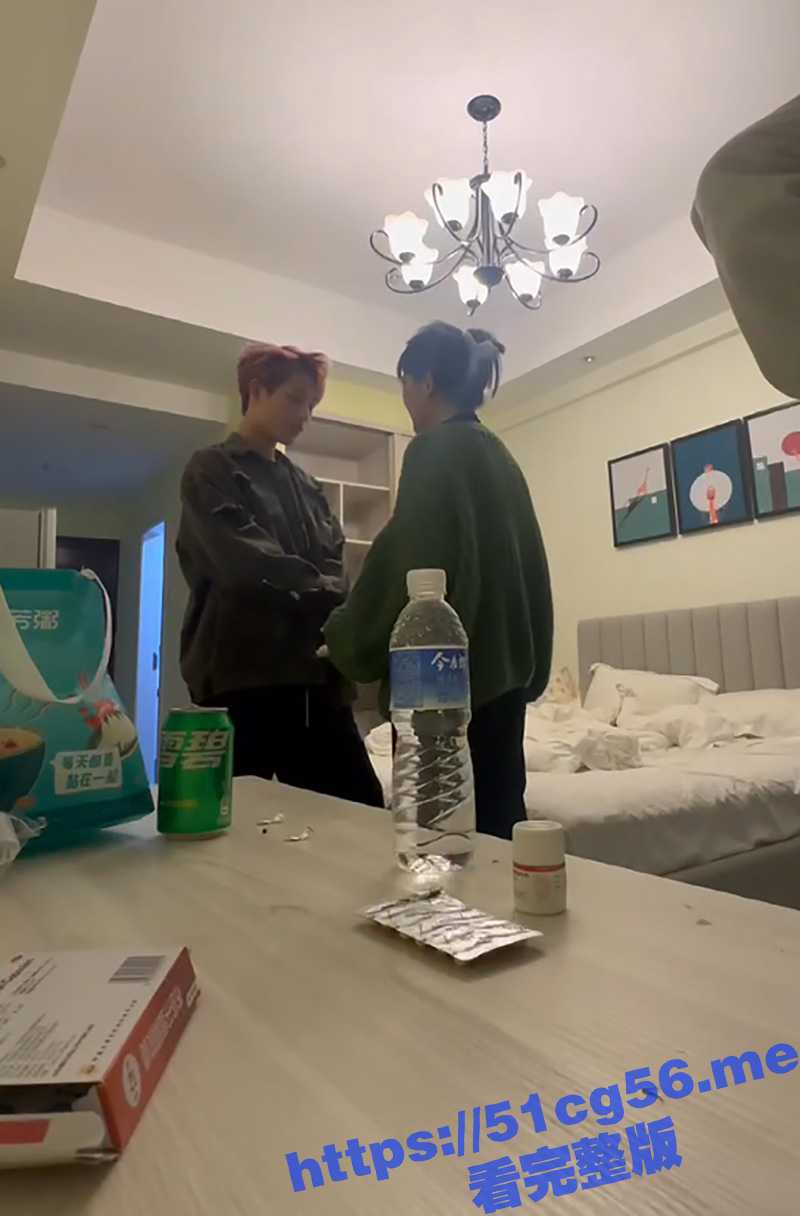 两小伙暴打精神小妹 疑似皮条客带妹强制卖淫 不仅拳打脚踢 就连电棍都用上了 这要是被抓是不是废了 - 51吃瓜网-51吃瓜网