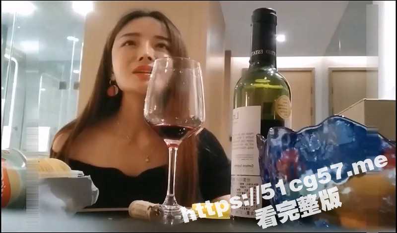 土豪胖哥3000元约啪高素质性感美女 先喝点红酒营造气氛 再换上情趣黑丝连操三次！-51吃瓜网