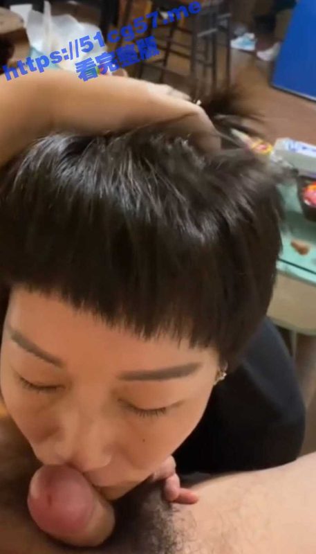 熟女阿姨的诱惑！短发知性阿姨沉迷吃鸡 嘴上说着不要拍可是却舔个不停 深喉舔蛋 口交服务那是相当的到位-51吃瓜网