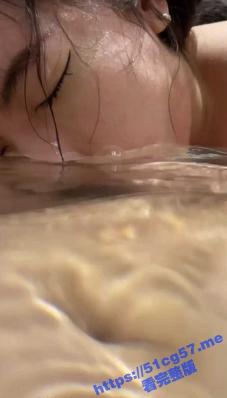 和女友在浴缸里戏水玩穴口交 把她的头摁在水里让她口鸡巴 再疯狂扣她的淫穴听她叫 水下的激情简直太棒了-51吃瓜网