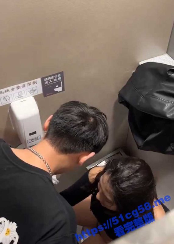 偷拍大神新作！夜店厕所偷拍到一对饥渴小情侣在厕震小母狗撅起屁股乖乖做一个合格的肉便器  场面超刺激！-51吃瓜网