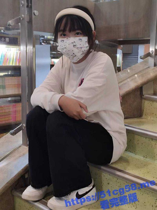 娇小可爱的大一嫩妹 平时清纯可爱 穿上黑丝性感撩人 奶子不仅粉嫩还很挺拔 这白嫩的翘臀后入才最爽-51吃瓜网