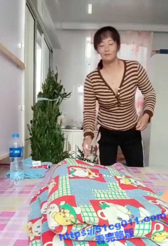 东北农村熟女 奶妞媚姐 在大炕上掰穴自慰 这大黑蝴蝶逼 经常被操吧 东北娘们就是豪爽！-51吃瓜网