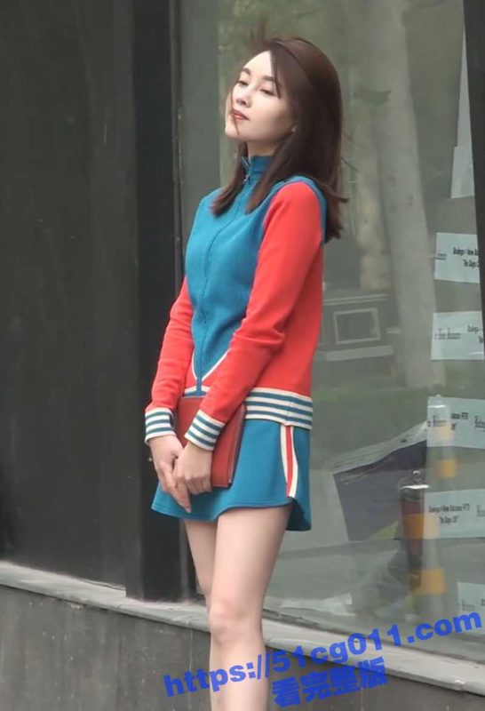 偷拍大神 在成都街头与商场里 抄底偷拍多名气质美女 裙下风光一次看个够！-51吃瓜网