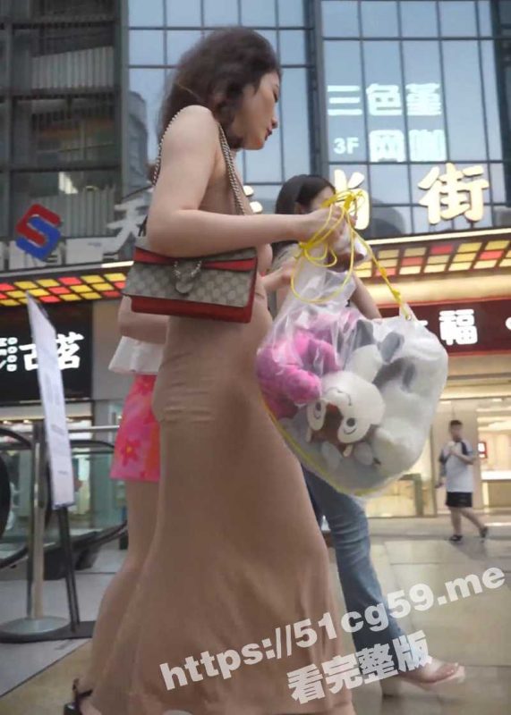 尾随偷拍系列！清凉开衩裙美女逛街性感翘臀配骚丁露毛 透明三角底裤正面抄底黑森林！-51吃瓜网