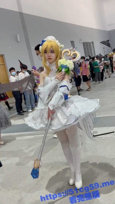 漫展洛丽塔白丝COS美女 美腿白丝超级性感 人也很开放 想怎么拍就怎么拍 就算钻到裙下也不在乎-51吃瓜网