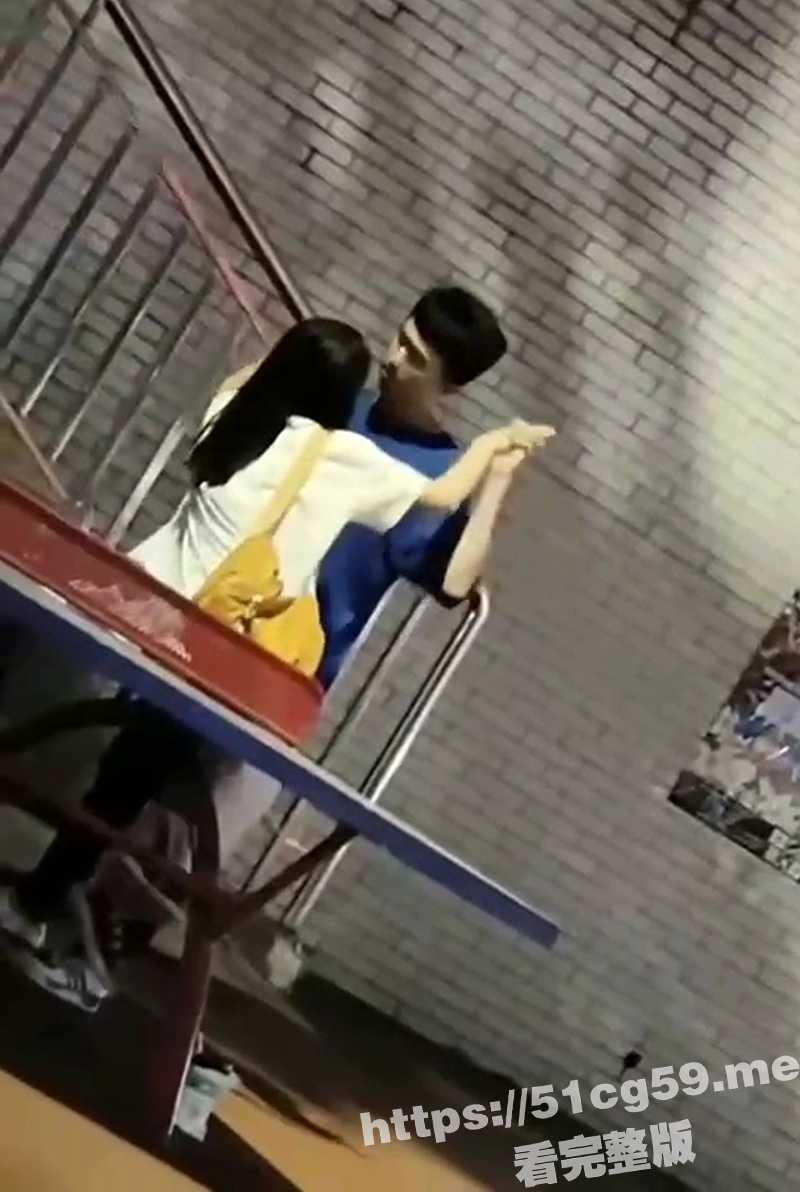 学校偶遇一对情侣 大庭广众秀恩爱 他们就不能开个房间么 不过小妹妹的腿是真的赞 抱着操一定超爽 - 51吃瓜网-51吃瓜网