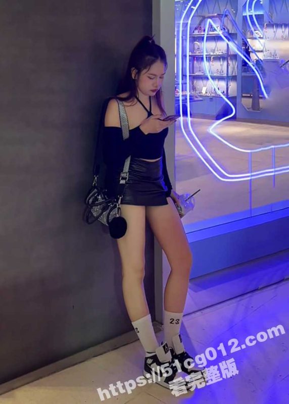 大神约炮性感皮裙辣妹 极品颜值搭配上大长腿纯纯高冷女神 为了钱跪地舔鸡吧！-51吃瓜网