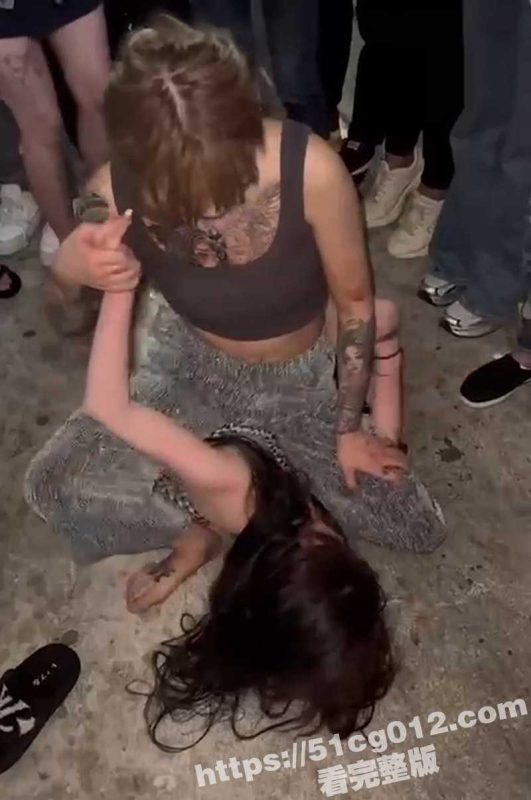 实拍精神小妹打架 抓头发扯衣服 奶子都露出来了 就爱看女人互殴扒衣服！-51吃瓜网