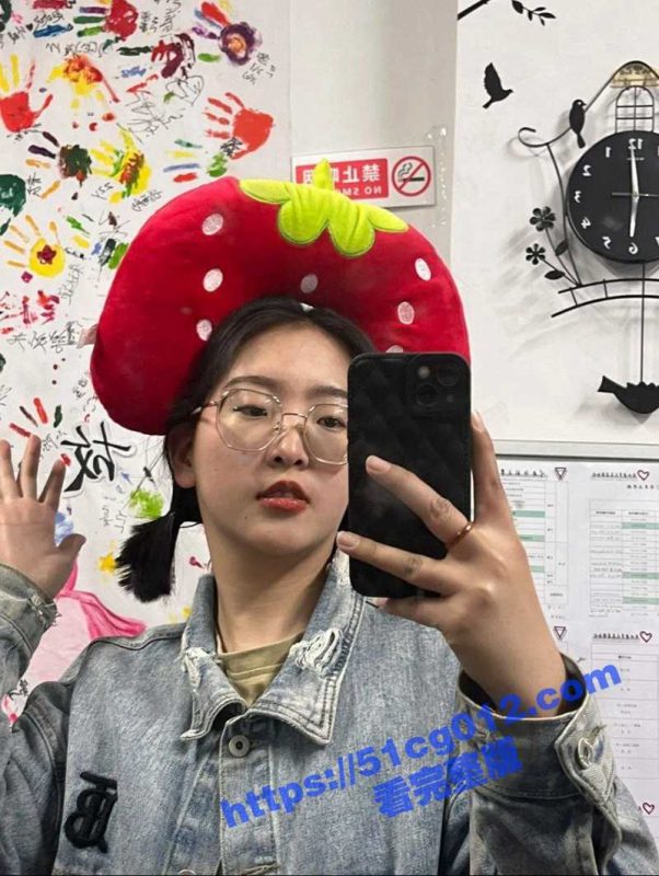 南昌豫章师范学院反差眼镜妹 黄淑莉 勾引室友男朋友 自慰揉搓阴蒂 口交露脸 这口活真顶！-51吃瓜网