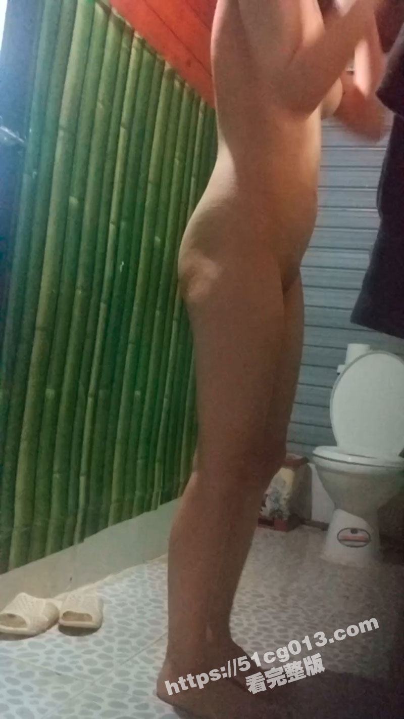 西藏工地 偷拍工友老婆洗澡 简陋的洗手间 也掩盖不住美女别有风味 - 51吃瓜网-51吃瓜网