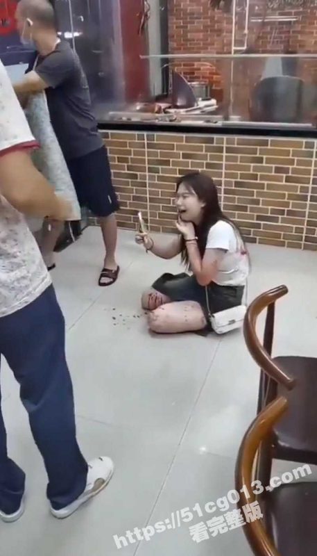 网传东莞一人妻跟情夫开房遇到自己老公 情夫被当场捅死 自己身中一刀后躲到餐馆捡回一条命-51吃瓜网