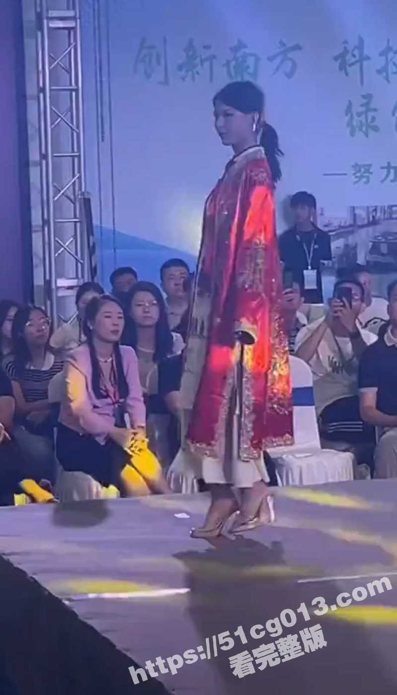 寿衣美女走秀展览你看过吗？天津举办“神州殡葬科技文化节” 寿衣时装秀 看完都让人有想死的冲动！ - 51吃瓜网-51吃瓜网