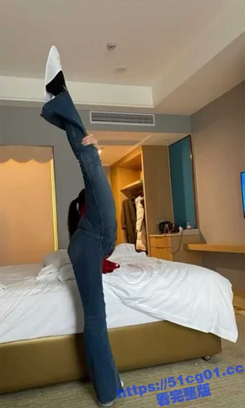 约炮极品一字马裤里丝舞蹈生 漂亮学生妹私下极度反差 丰乳翘臀极品身材 黑丝大长腿抗肩猛操-51吃瓜网