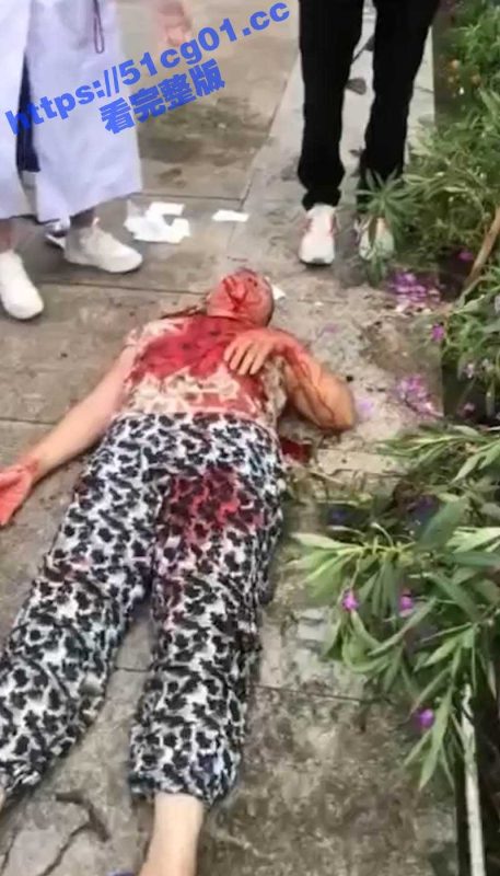畜生行为！浙江海宁市周王庙镇 畜生孙子为了一个西瓜爆打奶奶 把奶奶打到浑身是血 倒地不起-51吃瓜网