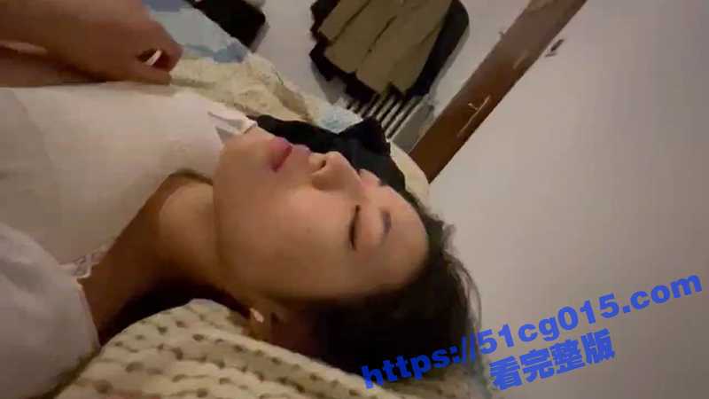 真实迷奸！广西桂林19岁大一班花 被猥琐男同学迷晕拖房间内肆意玩弄！插完嫩穴还要剪人家逼毛！-51吃瓜网