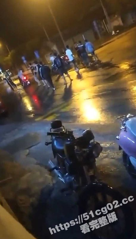 广西桂林两帮精神小伙在街头打群架 两边手拿比人高的长柄刀互砍互劈 喊杀声响彻整个夜晚的街头-51吃瓜网