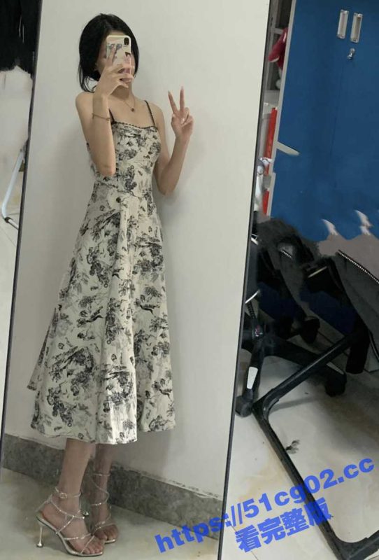 碎花裙粉嫩馒头逼女学生打暑假工 被大哥直播干逼 第一视角站着操 这身材看着都流口水-51吃瓜网