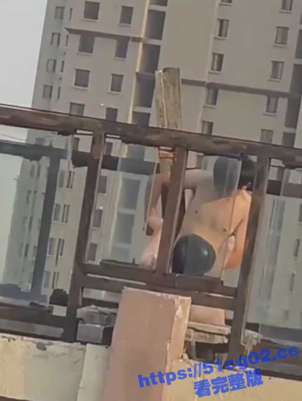 瓜友偷拍 小伙带充气娃娃在楼顶操逼 估计是看别人野战羡慕了 非要玩把刺激的是吧！-51吃瓜网