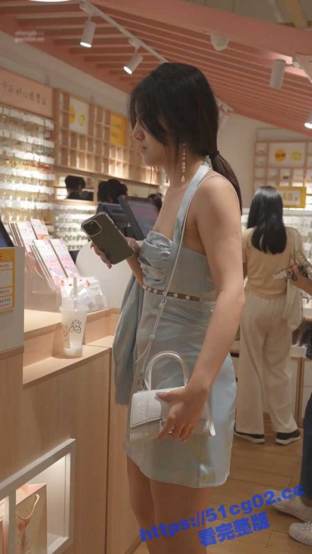 大师尾随偷拍 吊带低胸裙气质美女 抄底骚丁字裤 宽松白裙气质美女 性感翘臀浅黄内夹成丁字裤！-51吃瓜网