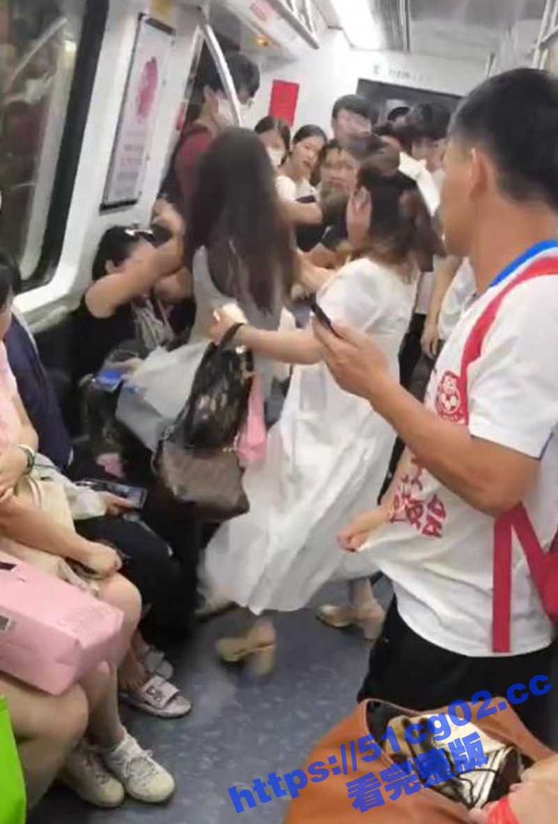 女人打架对比男人打架 你们更喜欢看哪一种 广西年轻小姐姐2v1地铁大妈被KO - 51吃瓜网-51吃瓜网