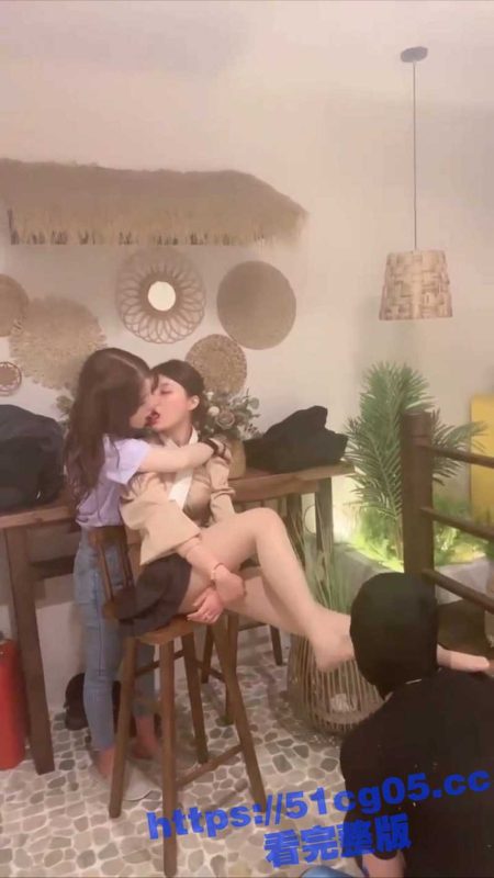 女王调教男奴 旁边还有一位女奴服侍着女王 小哥露脸舔脚舔的很入迷 一个大男人怎么成为了女人脚下的奴隶-51吃瓜网