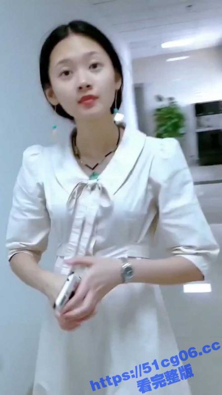 公司女厕所偷拍妹子尿尿 你以为这样就结束了吗 竟然还敢当面搭讪小姐姐 胆子太大了！-51吃瓜网