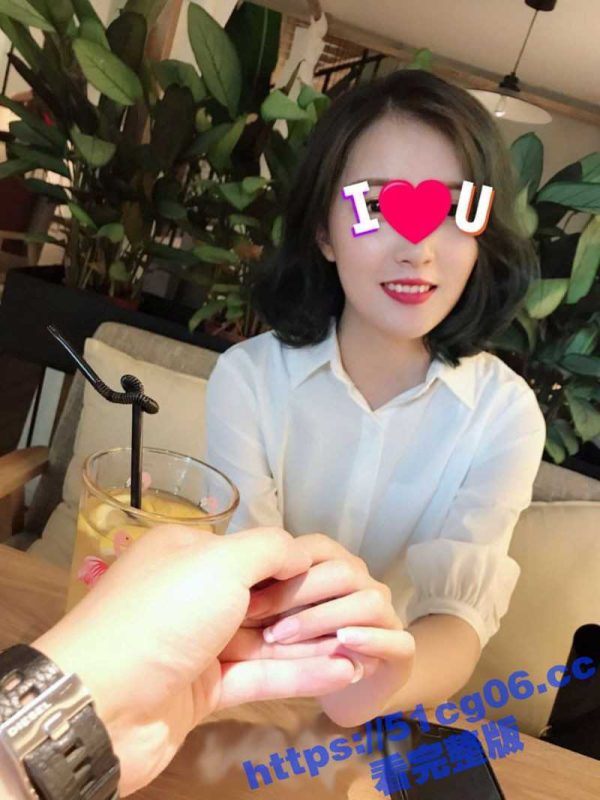 成都两个亲兄弟都是绿帽奴 带着自己白嫩的老婆在酒店玩换妻游戏 不是一家人不进一家门-51吃瓜网