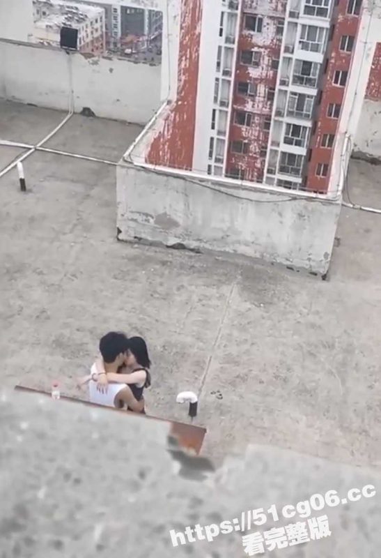 年轻小情侣露天 天台偷情打炮 被偷拍竟然成了AV实况！1分钟就结束战斗了 妹子显然不太开心！-51吃瓜网