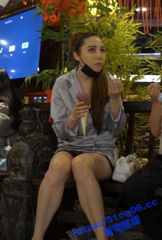 街拍抄底偷拍新疆带娃美艳少妇 超长美腿骨感十足 小内内被大屁股夹在肉缝里好性感-51吃瓜网