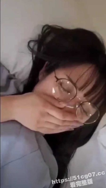 约炮眼镜嫩妹 极品身材反差婊 小穴粉嫩长腿修长 被玩弄时还害羞捂着脸 明明很享受却还要装清纯-51吃瓜网