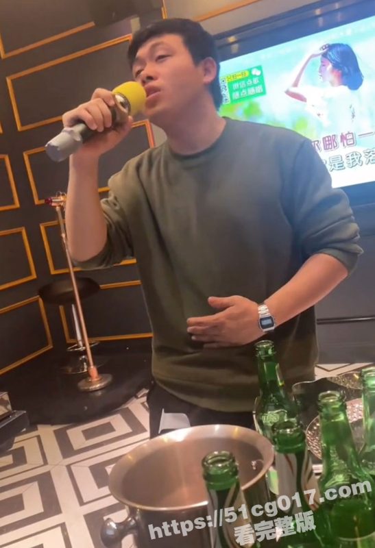 经典绿毛奴优选!带着老婆跟兄弟们去KTV唱歌 走进厕所一看 老婆都被脱光了 一个又一个兄弟轮着上老婆!-51吃瓜网