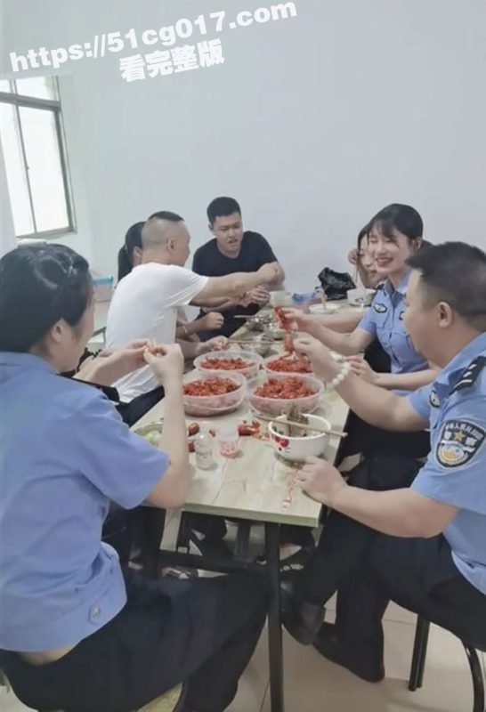 男警察天天意淫并偷拍警花女同事 偷警花的帽子打飞机射在上面！趁着同事聚餐 他也要走出去意淫美女撸一管！-51吃瓜网