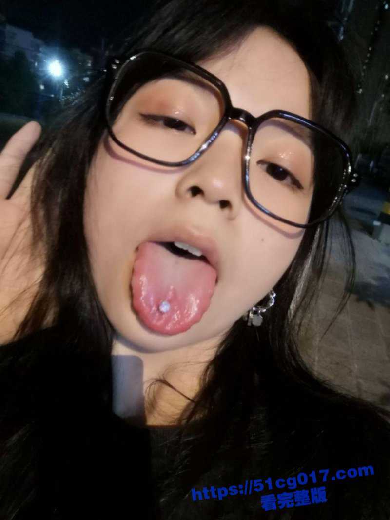 眼镜一戴骚气全开！19岁眼镜学生妹看见巨棒顿感开心 翘起肥臀享受巨棒深入蜜穴！ - 51吃瓜网-51吃瓜网