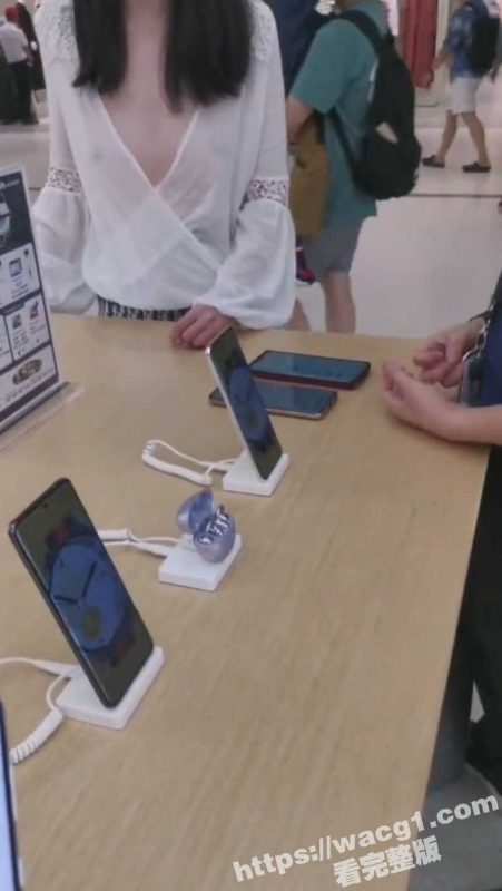 情人节华为旗舰店 一女子真空在华为手机店露出 疑似主人给的任务 给销售眼睛都看直了-51吃瓜网
