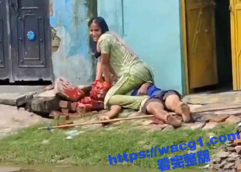 印度杀夫现场 女子被逼疯当街杀夫 低种姓女人的悲哀 这是被丈夫欺负疯了啊 真为她们感到悲哀-51吃瓜网