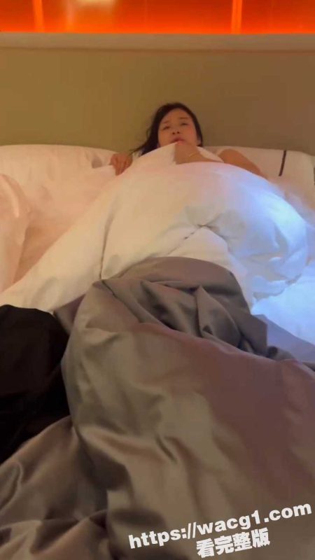 情侣开房遇裸女敲门 进入上床倒头就睡 给男的都干不会了 这是让人操完后 给赶出来了么-51吃瓜网