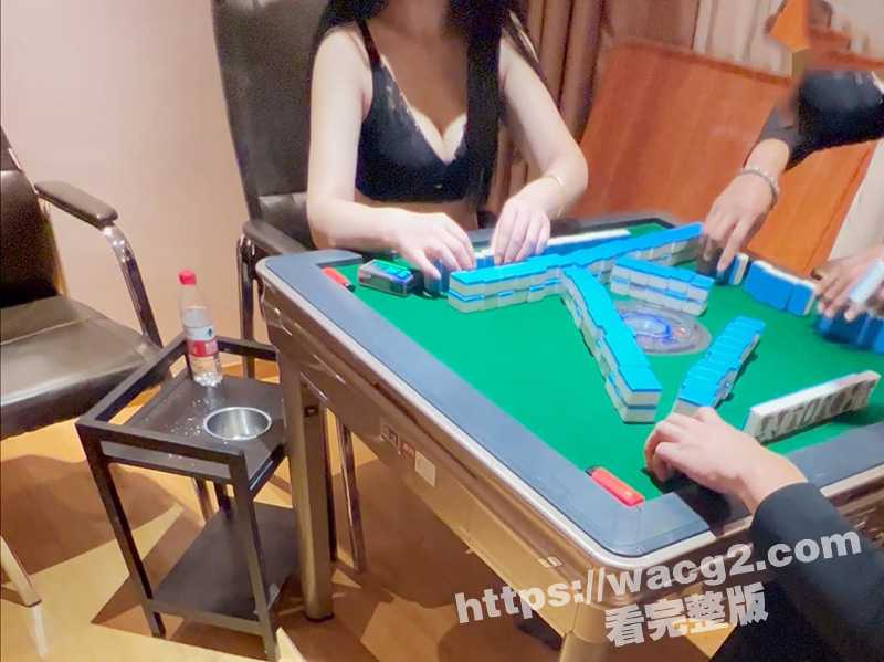 海角绿帽大神 带极品娇妻群P聚会 吃饭K歌喝多后打脱衣麻将 最后被3个大汉轮流口爆颜射!!-51吃瓜网