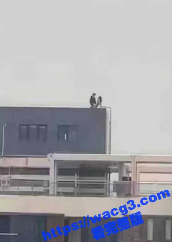 大新闻！！江苏无锡誉龙湖滨小区天台一对男女偷情约炮 男子后入式冲天炮 直接将爽翻天女子顶的坠楼死亡！-51吃瓜网