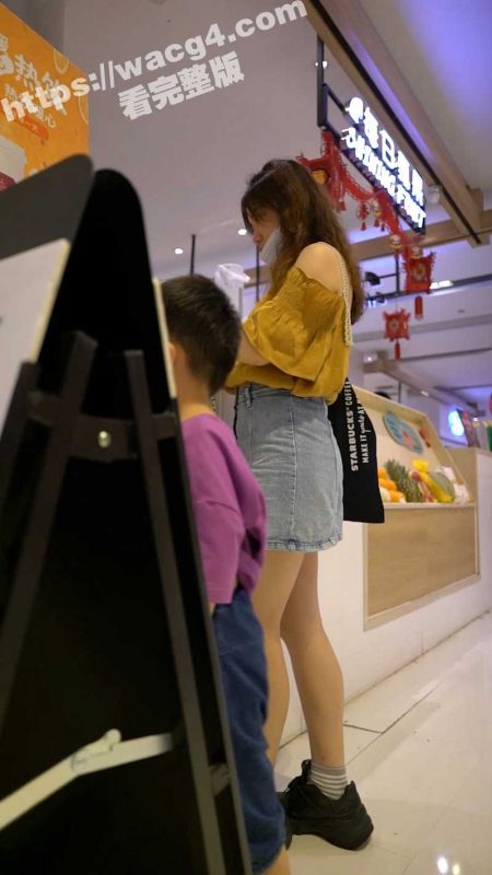商场抄底偷拍 带小孩的少妇购买奶茶 黄色蕾丝半透明丁字裤看清超多逼毛-51吃瓜网