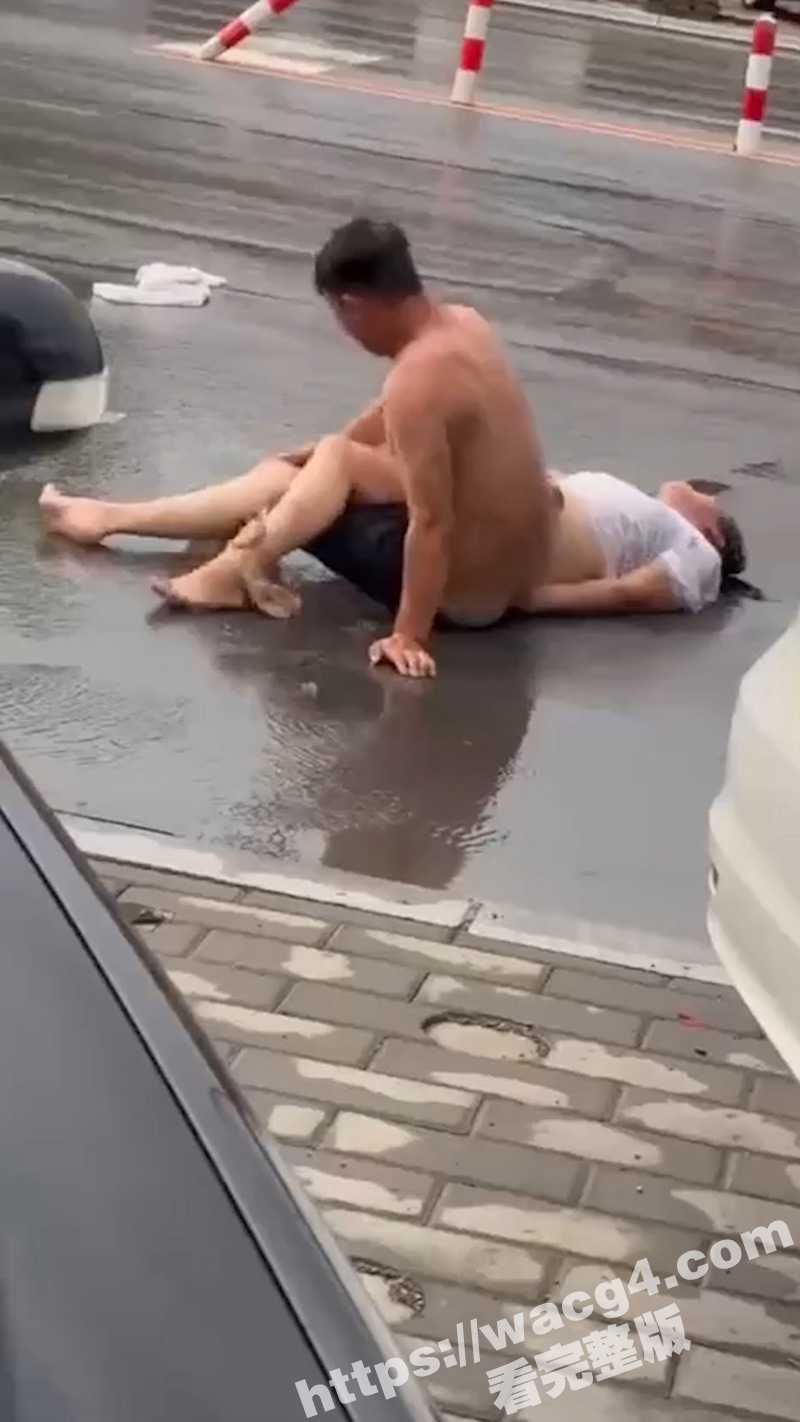 虎女大街上强行与老公做爱 并直言让路人看！大哥裤子都被脱一半了 实在不行就从了她呢？ - 51吃瓜网-51吃瓜网