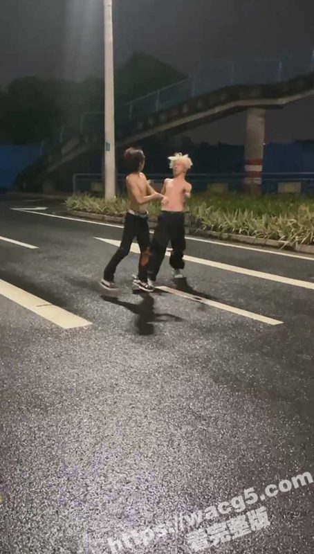 广西洗剪吹精神小伙街头大战 拳拳到肉精彩程度不亚于NFC 单挑便群殴 摄影视角也堪称一流！-51吃瓜网