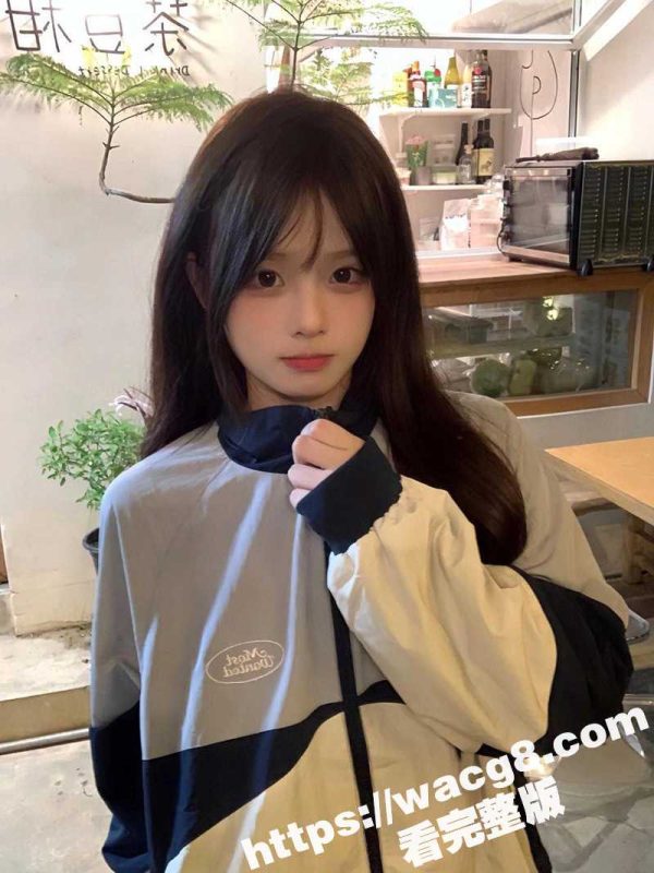 清纯少女被男友按在胯下狂暴式深喉口交 这是要往死了整啊 一点喘气的机会都不给 嘴巴都操肿了！-51吃瓜网