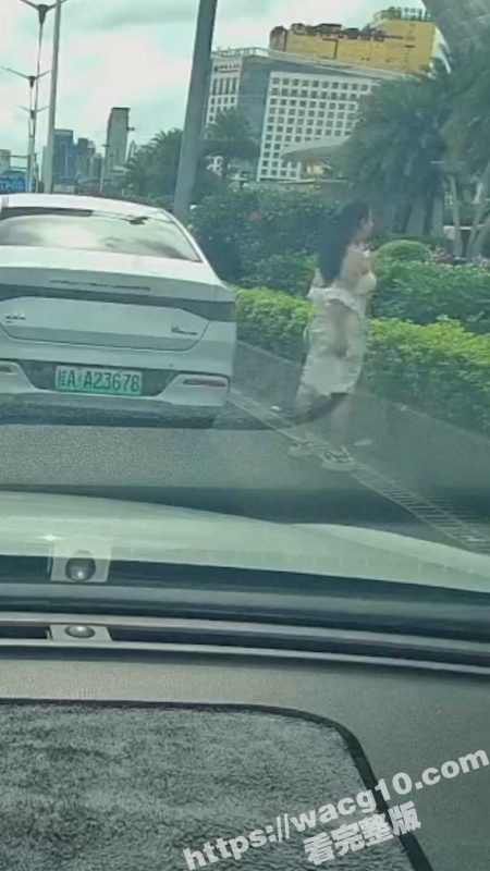 广西南宁街边一女子从车上下来就直接将连衣裙脱下当众小便 若无旁人看都不看后车一眼！-51吃瓜网